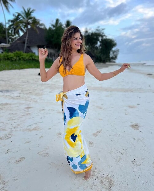 ১৯৯৩ সালে ফেমিনা মিস ইন্ডিয়া-য় অংশ নিয়েছিলেন পূজা বাত্রা। লিরিল সোপ এবং হেড অ্যান্ড শোলডার্সের বিজ্ঞাপনে দেখা যেতে থাকে তাঁকে। সেখান থেকেই কাজ পেতে শুরু করেন তিনি। এরপর ১৯৯৭ সালে বলিউডে পা রাখেন তিনি। তাঁর প্রথম ছবি ছিল অনিল কাপুর এবং টাবু অভিনীত ‘ভিরাসত’। (Photo-instagram@poojabatra)
