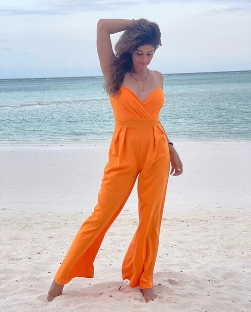 কেরিয়ারে ধীরে ধীরে এগোচ্ছিলেন অভিনেত্রী। প্রায় ৩০টি ছবিতে অভিনয়ও করে ফেলেছিলেন। আর কেরিয়ারের শীর্ষে থাকাকালীন আচমকাই আমেরিকান চিকিৎসক ডা. সোনু অহলুওয়ালিয়ার সঙ্গে বিয়ের পিঁড়িতে বসেন তিনি। আর ইন্ডাস্ট্রিকে পাকাপাকি ভাবে বিদায় জানিয়ে আমেরিকায় গিয়ে সংসার পাতেন। দাম্পত্য জীবন সুখেই কাটছিল। 