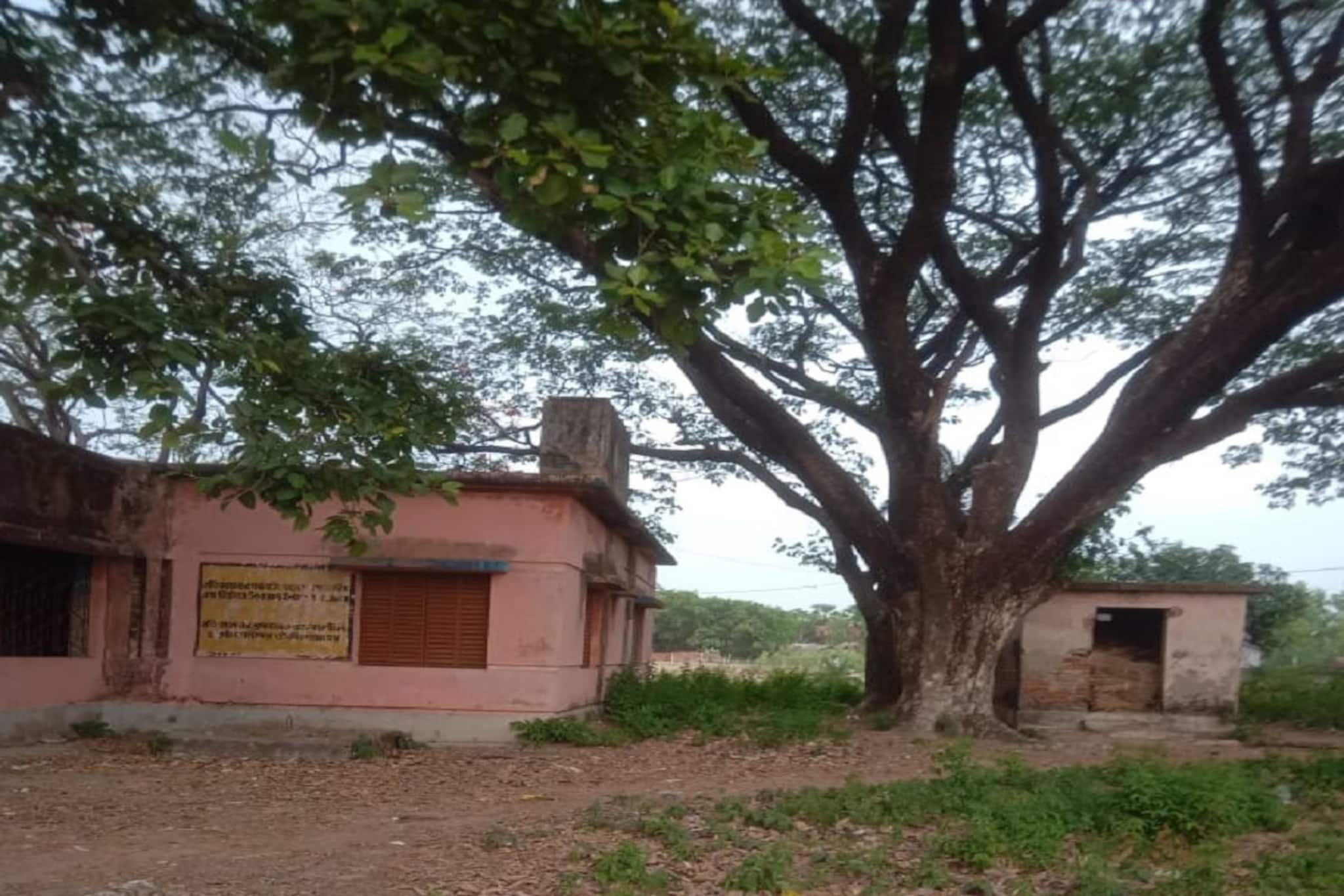 জঙ্গলমহলের একমাত্র প্রাথমিক স্বাস্থ্যকেন্দ্র এখন গাঁজা-মদের ঠেক! কেন? বড় অভিযোগ