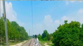 রেল লাইনের উপরে সেলফি নিতে গিয়ে বাড়ছে দুর্ঘটনা৷ রেল লাইনের উপরে সেলফি নিতে গিয়ে বাড়ছে দুর্ঘটনা৷