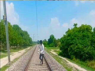 রেল লাইনের উপরে সেলফি নিতে গিয়ে বাড়ছে দুর্ঘটনা৷ 