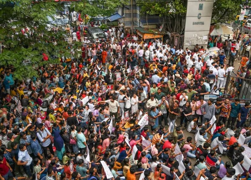 ৩. অন্যদিকে পুলিশ সূত্রে খবর, অপরাধ কবুল করার পরেও অভিযুক্তের চোখেমুখে অনুতাপের লেশমাত্র নেই। পুলিশি জিজ্ঞাসাবাদের সময় ধৃত অভিযুক্ত জানিয়েছে যে, খুন করার আগে মদ্যপান করেছিল সে। খুনের পরে পুলিশ ব্যারাকে ফিরে গিয়ে আবারও মদ্যপান করেছিল সে। এরপরেই ঘুমিয়েও পড়ে। এমনকী সিসিটিভি ফুটেজেও পুলিশের সামনেই মদ্যপান করতে দেখা গিয়েছে তাকে।