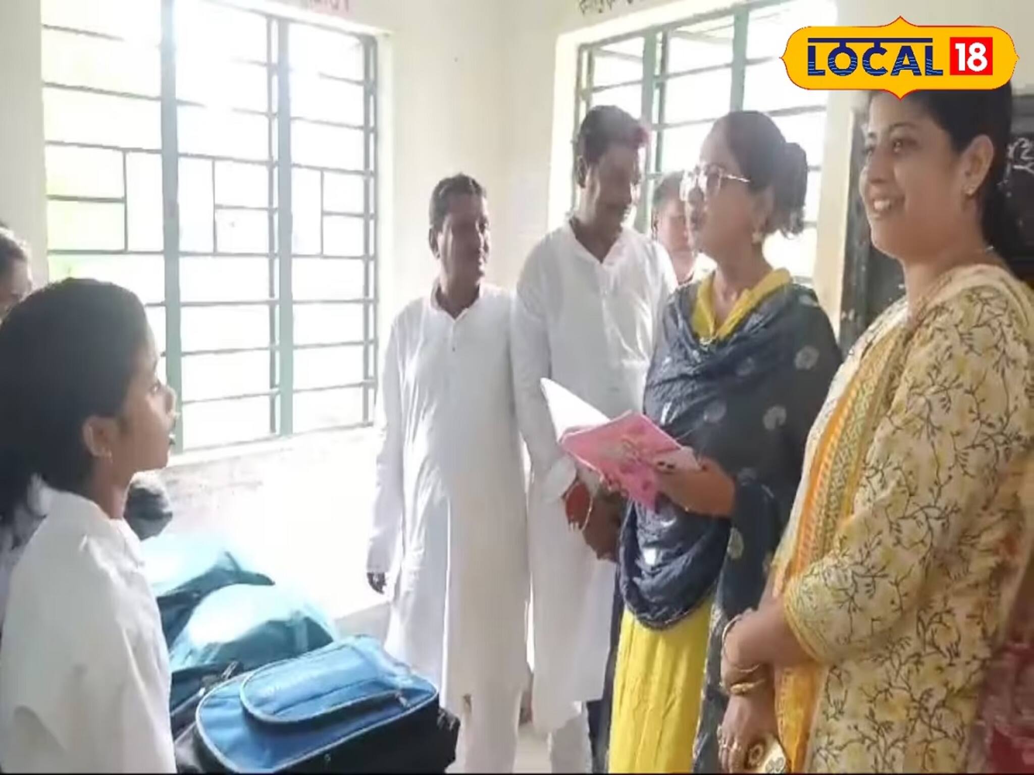 ক্লাসে দিদিমণি হয়ে হাজির 'দিদি নং 1' রচনা, ছাত্রদের কী প্রশ্ন করলেন? ভাইরাল VDO