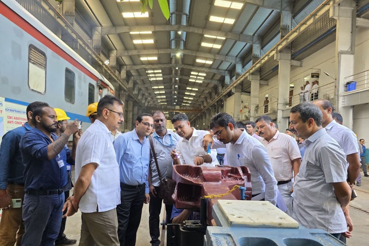 ট্রেনে উন্নত ওয়াটার লেভেল মনিটরিং সিস্টেম চালু উত্তর পূর্ব সীমান্ত রেলওয়ের ট্রেনে উন্নত ওয়াটার লেভেল মনিটরিং সিস্টেম চালু উত্তর পূর্ব সীমান্ত রেলওয়ের