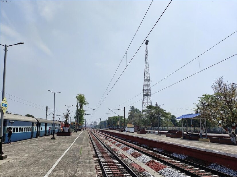 পঞ্চম স্থানে নতুন দিল্লি রেল স্টেশন। যেখানে রয়েছে ১৬টি প্ল্যাটফর্ম। ১২টি প্ল্যাটফর্ম নিয়ে ষষ্ঠ স্থানে রয়েছে উত্তরপ্রদেশের আমেদাবাদ রেল স্টেশন। তবে সপ্তম স্থানটি ফের বাংলার ঝুলিতে এসে পড়েছে। খড়গপুর জংশন রেলস্টেশনেও আমেদাবাদের মতোই রয়েছে ১২টি প্ল্যাটফর্ম।