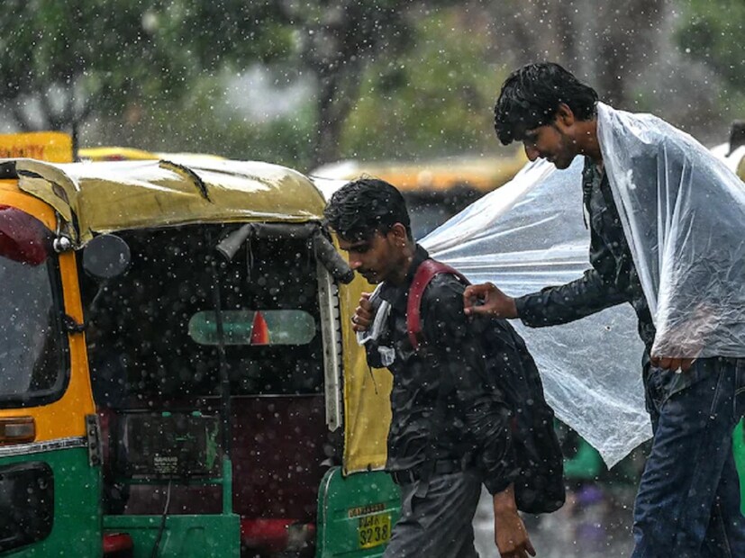 অতি ভারী বৃষ্টির সতর্কতা উত্তরবঙ্গে। আগামিকাল, মঙ্গলবার থেকে ফের বৃষ্টি বাড়বে দক্ষিণবঙ্গে। পূর্ব-পশ্চিম অক্ষরেখা উত্তরবঙ্গের উপর দিয়ে অসম পর্যন্ত বিস্তৃত। এর প্রভাবেই বাংলায় বাড়ছে বৃষ্টি। আগামী ২৪ থেকে ৪৮ ঘণ্টায় প্রবল বৃষ্টি হবে বিহার, ঝাড়খণ্ড, ওড়িশা, অসম, মেঘালয়, সিকিম এবং ভুটানে। এর প্রভাব পড়বে বাংলাতেও।এমনটাই জানিয়েছে আবহাওয়া দফতর ৷