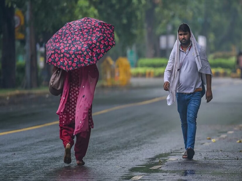 উত্তরবঙ্গে ফের দুর্যোগে দুর্ভোগ অব্যাহত। উপরের দিকের পাঁচ জেলাতে ভারী থেকে অতি ভারী বৃষ্টি চলবে। দার্জিলিং-সহ উত্তরবঙ্গের উপরের পাঁচ জেলাতেই অতি ভারী বৃষ্টির সতর্কতা আগামী ৪৮ ঘণ্টায়। মাঝারি থেকে ভারী বৃষ্টি হবে মালদহ এবং দুই দিনাজপুরে।