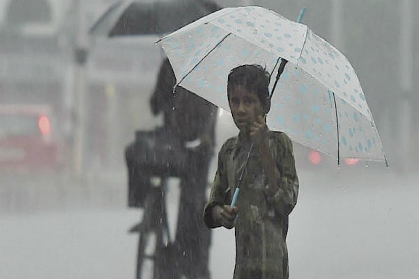 উত্তরবঙ্গে ভারী থেকে অতি ভারী বৃষ্টির সতর্কতা বুধবার থেকে শুক্রবার পর্যন্ত দার্জিলিং থেকে মালদহ প্রায় সব জেলাতেই।