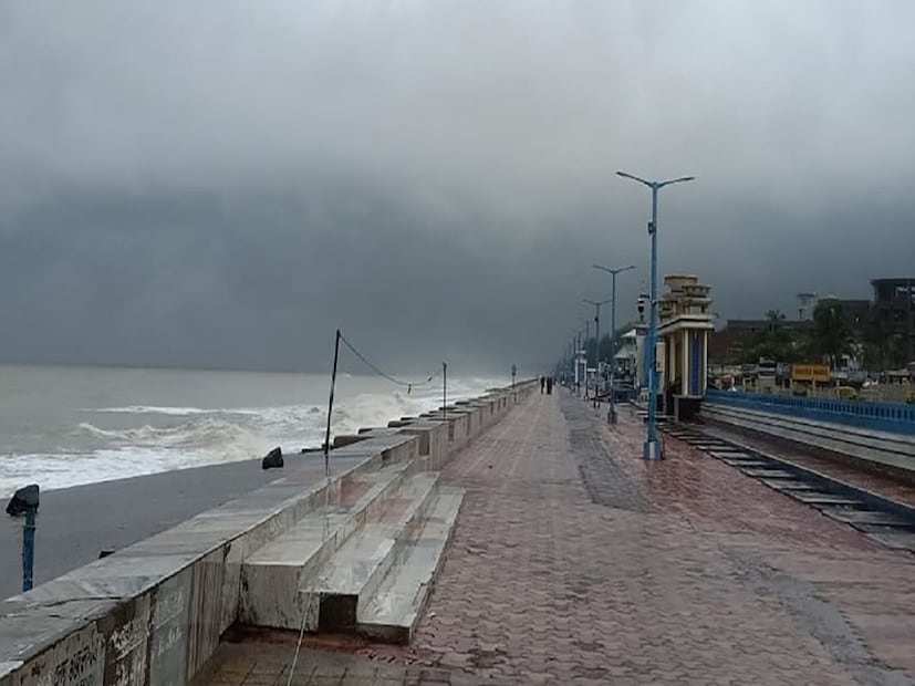 উত্তর বঙ্গোপসাগরে ফের ঘনীভূত ঘূর্ণাবর্ত। সমুদ্র উত্তাল হবে। শনি ও রবিবার মৎস্যজীবীদের সমুদ্রে যেতে নিষেধ করা হয়েছে। বজ্রবিদ্যুৎ-সহ বৃষ্টি চলবে। 