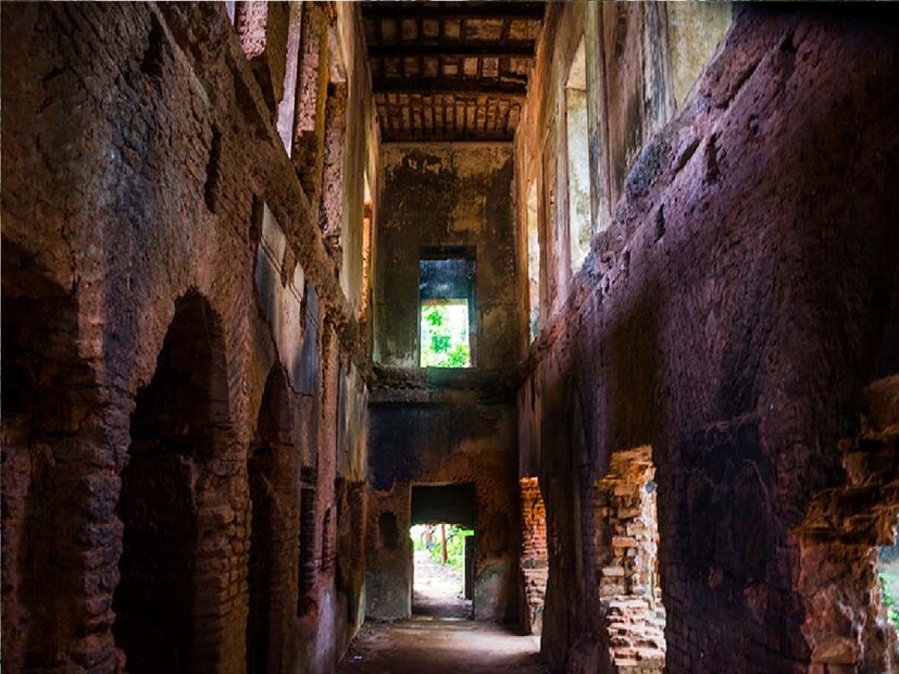 *তবে, এগুলো ছাড়াও বোলপুরে এমন একটা জায়গা রয়েছে, যাকে কেন্দ্র জড়িয়ে রয়েছে ইতিহাস আর নানান আজনা কাহিনি। বোলপুর শহরের ইলামবাজারের কাছে রয়েছে রাইপুর গ্রাম। এই গ্রামের মূল আকর্ষণ রাইপুর রাজবাড়ি। এই পরিত্যক্ত রাজবাড়ি আপনার শান্তিনিকেতন ট্রিপের অংশ হয়ে উঠতে পারে। সংগৃহীত ছবি। 