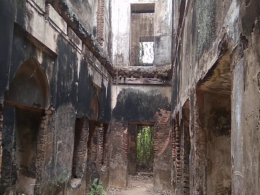 *প্রতিদিন এখানে পর্যটক দের ভিড় থাকে তবে মূলত শনি এবং রবিবার পর্যটকদের ভিড় থাকে বেশি। তবে আপনি এখানে ঘুরতে এলে আপনাদের থাকতে হবে শান্তিনিকেতন কিংবা বোলপুরের যে কোনও লজে। তবে এই জমিদার বাড়িতে প্রবেশ করতে আপনাকে কোনও টাকা খরচ করতে হবে না সম্পূর্ণ বিনামূল্যে এই জমিদার বাড়ি আপনি ঘুরে যেতে পারেন। সংগৃহীত ছবি।