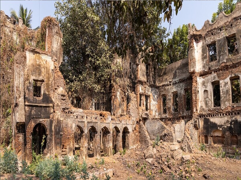 *ঐতিহ্যবাহী শান্তিনিকেতন আশ্রম ও বিশ্বভারতী প্রতিষ্ঠার ইতিহাস লেখা রয়েছে রায়পুরের রাজবাড়ির প্রতিটি ইটে। আজও ইতিহাসের সাক্ষী হয়ে দাঁড়িয়ে রয়েছে এই ভগ্নপ্রায় বৃহৎ অট্টালিকা। সংগৃহীত ছবি। 