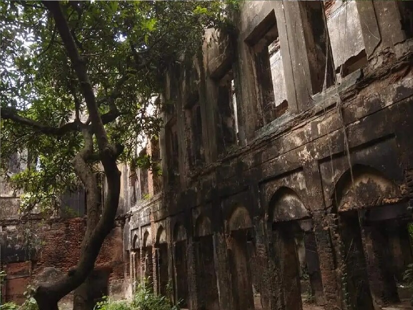 *রায়পুর এলাকার এক বাসিন্দা অঙ্কুশ দাস জানান, ২০১৮ সাল থেকে রায়পুর যুব সংঘ যারা বর্তমানে স্থানীয় সিংহ পরিবারের সদস্য এবং এই যে বিভিন্ন অংশ অর্থাৎ সাত বিঘা জমির মধ্যে যাদের যাদের মালিকাধীন রয়েছে তাদের সঙ্গে আলোচনা করে এই ভগ্ন প্রায় রাজবাড়ির পরিবেশগত রক্ষণাবেক্ষণের দায়িত্ব নিজের কাঁধে তুলে নিয়েছেন। বর্তমান সময়ে দাঁড়িয়ে রায়পুর যুব সংঘ এই ভগ্নপ্রায় বাড়িটি সংস্কারের চেষ্টা করছে। আগামী দিনে এই রাজবাড়ীটিকে মিউজিয়ামে পরিবর্তন করার চেষ্টা চালান হচ্ছে। সংগৃহীত ছবি। 