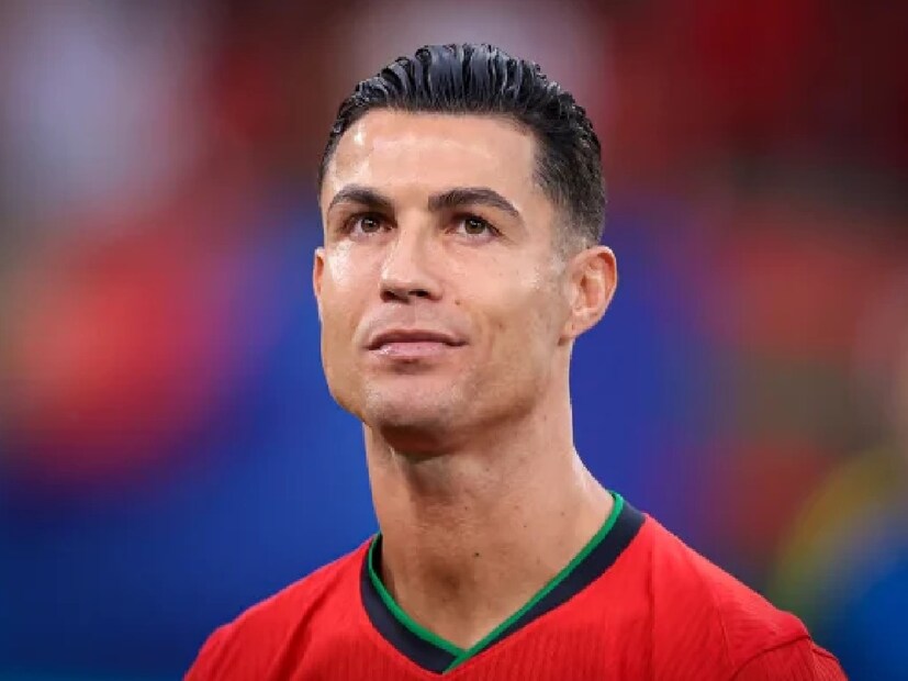 বিশ্বের প্রথম ব্যক্তি হিসেবে সোশ্যাল মিডিয়ায় ১০০ কোটি ফলোয়ার্স হল ক্রিশ্চিয়ানো রোনাল্ডোর। সোশ্যাল মিডিয়ায় সব ধরনের প্ল্যাটফর্ম মিলিয়ে এই রেকর্ড গড়েছে পর্তুগীজ মহাতারকা।