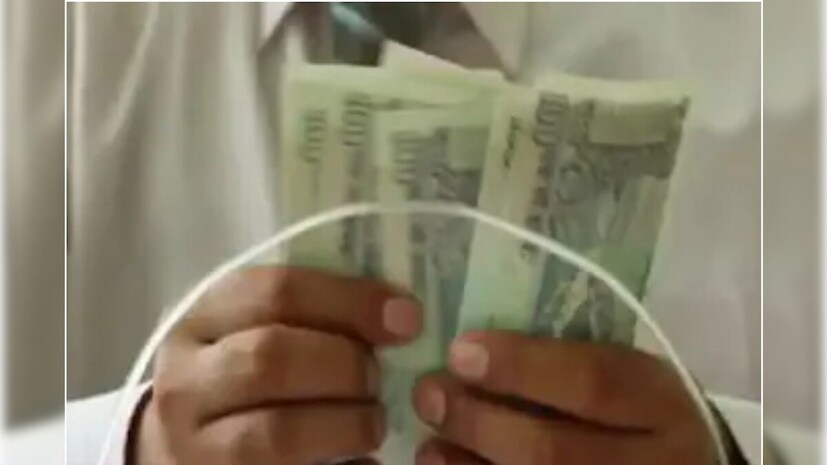 লক্ষ লক্ষ টাকার মালিক হওয়া যেতে পারে।এবার তিনি ১ লক্ষ ১০ হাজার গাছ দানের উদ্যোগ নিয়েছেন। সেই কাজ প্রায় শেষের পথে। পরিবেশ ও পশু পাখির কথা ভেবে পেয়ারা আমের মত ফলের গাছ। গাছের সঙ্গে দামি চারা গাছ দেবার উদ্যোগ নেন। তাতেই চারা গাছ নিতে দারুন আগ্রহ মানুষের। সুদূর মেদিনীপুর থেকে লাল চন্দন সাল সেগুন সহ বিভিন্ন চারা গাছ আমদানি করেন।