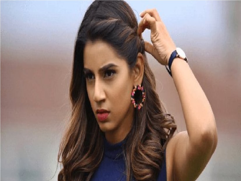 শুধু রূপে নন, গুণেও দারুণ৷  পুণের সিম্বায়োসিস ইনস্টিটিউট অফ টেকনোলজি থেকে বি.টেক-করেন ভারতীয় তারকা ক্রিকেটারের সুন্দরী বউ৷ সেখানে তিনি স্বর্ণপদক বিজয়ী ছিলেন।