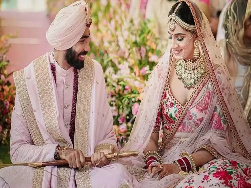 তিনি ভারতীয় ক্রিকেট দলের তারকা বোলার জসপ্রীত বুমরাহকে বিয়ে করেছেন।