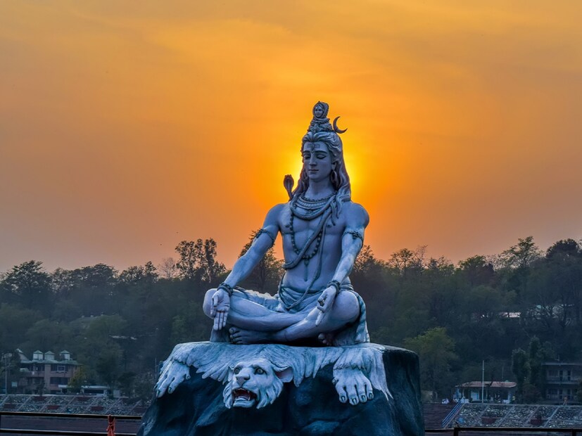 *মহামৃত্যুঞ্জয় মন্ত্র জপ: মহামৃত্যুঞ্জয় মন্ত্র ভগবান শিবের সবচেয়ে শক্তিশালী মন্ত্র। শ্রাবণ মাসে মহামৃত্যুঞ্জয় মন্ত্র মন্ত্র জপ করলে ভগবান শিবের আশীর্বাদ লাভ হয়। সংগৃহীত ছবি। 