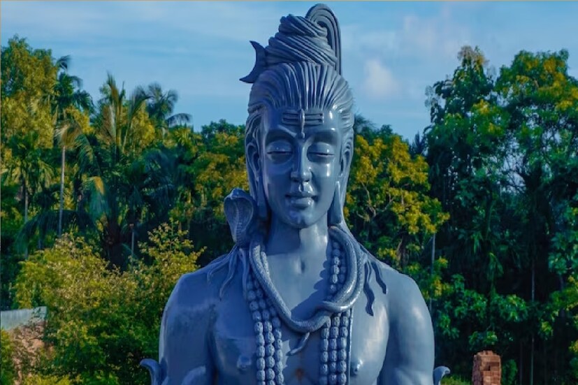 *সোমবার শিব লিঙ্গের সামনে বসে, ১০৮ বার শান্ত মনে 'ঔঁ নমঃ শিবায়' জপ করুন। রোজ করতে পারলে খুবই ভাল। সংগৃহীত ছবি। 