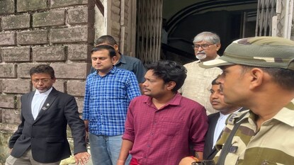 শিয়ালদহ আদালত থেকে মুক্তি পেলেন সায়ন সাহিড়ি (মাঝখানে)৷ শিয়ালদহ আদালত থেকে মুক্তি পেলেন সায়ন সাহিড়ি (মাঝখানে)৷