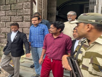 শিয়ালদহ আদালত থেকে মুক্তি পেলেন সায়ন সাহিড়ি (মাঝখানে)৷ 