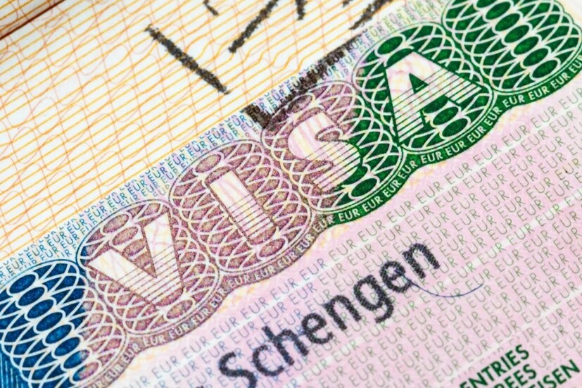 ভিসা ওভারস্টে (Visa Overstay) বা নিয়ম লঙ্ঘনের প্রমাণ মিললে শেনজেন ভিসা মিলবে না। শেনজেন ভিসার আবেদন করতে চাইলে দেশপ্রেমের প্রমাণ দিতে হবে। স্বদেশের প্রতি শ্রদ্ধা রয়েছে কি না খতিয়ে দেখে ভিসা কর্তৃপক্ষ। পাশাপাশি চাকরি, পারিবারিক দায়িত্ব রয়েছে কি না, তাও দেখা হয়। আসলে আবেদনকারী ঘোরা শেষে নিজের দেশে ফিরবে কি না, সেটা দেখাই এর উদ্দেশ্য।