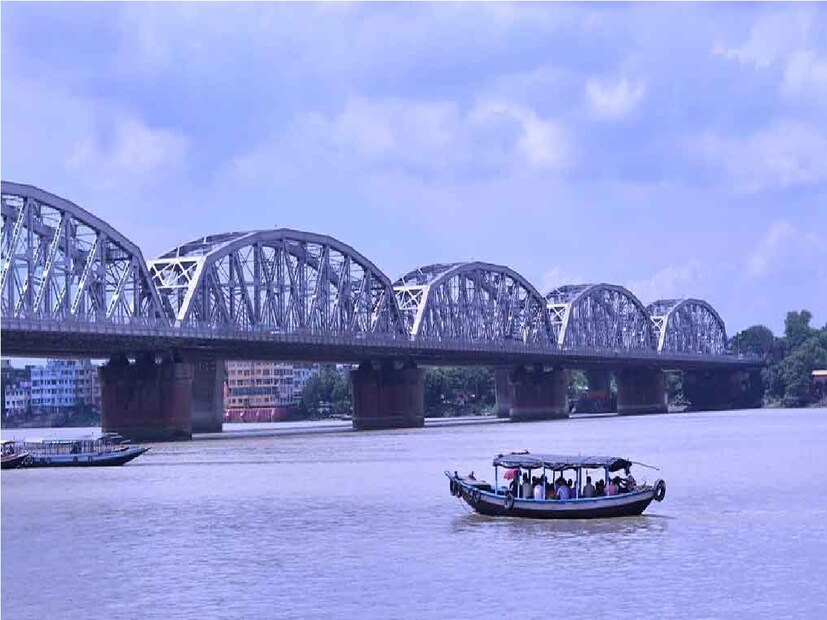 *প্রত্যহ একাধিক বিমান এসে নামত এখানে, উড়েও যেত দেশ-বিদেশে। বিমান হলেও তা ল্যান্ড প্লেনের মত নয়, অনেকটা সি প্লেন বা ফ্লায়িং বোটের মতো ছিল সেগুলি। তাই স্থল নয়, জলেই অবতরণ করত। তন্ময়ের মতে, বিগত শতকের বিশ ও তিরিশের দশকে বিশ্বজুড়েই জনপ্রিয় হয়ে উঠেছিল সি-প্লেন, ব্যতিক্রম ছিল না কলকাতা তথা ভারতও। প্রতীকী ছবি। 