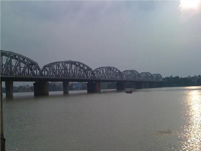 *সম্প্রতি 'বাংলার কাব্য ও মানচিত্রে উত্তর চব্বিশ পরগনা ও হুগলি জেলার গঙ্গা-তীরবর্তী জনপদ' শীর্ষক একটি বই প্রকাশিত হয় তন্ময়ের। সেই বই-সংক্রান্ত গবেষণার সূত্রেই বালিতে অবস্থিত এই সি-প্লেন বেসের সন্ধান পান তিনি। দেখা যায়, দমদম এয়ারড্রোমে নামত ল্যান্ডপ্লেন, আর হুগলি নদীতে, উইলিংডন ব্রিজের (বর্তমান বালি ব্রিজ) কাছে নামত সি প্লেন। তৎকালীন কলকাতা শহর তথা রাজ্যের একমাত্র আন্তর্জাতিক সি প্লেন বেস ছিল এটিই। প্রতীকী ছবি। 