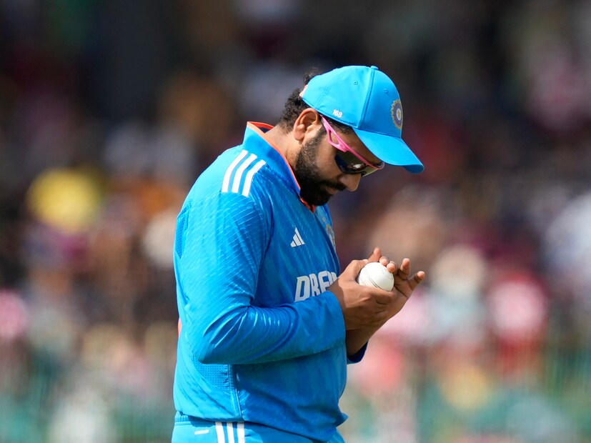একদিনের সিরিজে প্রথম ম্যাচে আমরা দেখেছিলাম শুভমান গিলকে বল করতে। এক ওভারই বল করেছিলেন তিনি। দ্বিতীয় ম্যাচে দেখা গেল খোদ রোহিত শর্মাকে বল করতে। ২ ওভার বোলিং করেন ভারত অধিনায়ক।