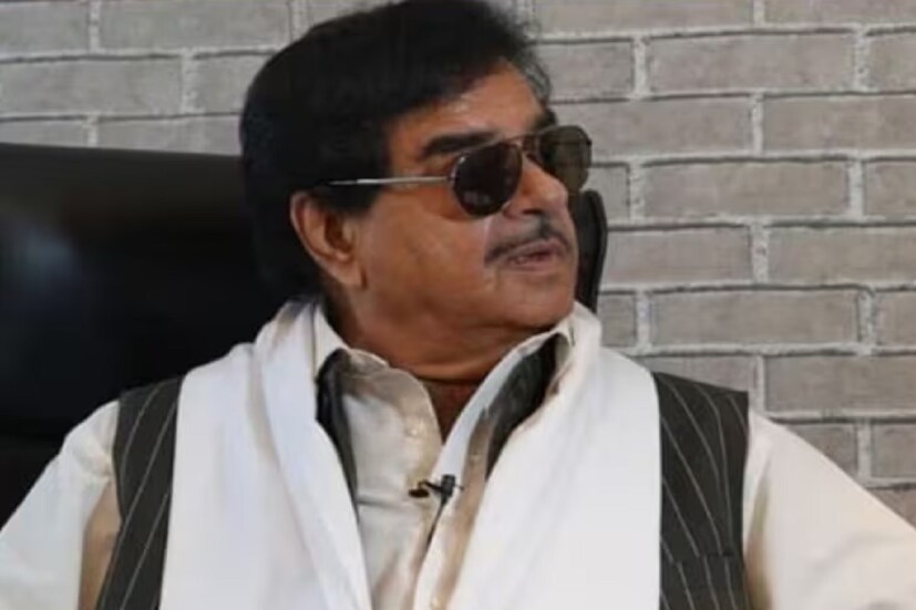 মেয়ের পছন্দে ভরসা রয়েছে বর্ষীয়ান অভিনেতার। গর্ব এবং আনন্দের সঙ্গে তিনি বলেন, “আমার মেয়ের পাশে আমি দাঁড়াব না তো কে দাঁড়াবে? আমার স্ত্রী পুনম সিনহা এবং আমি ওর বিবাহ উৎসব উদযাপনে ওর পাশে থেকেছি। এটা একটা আনন্দের মুহূর্ত।” 