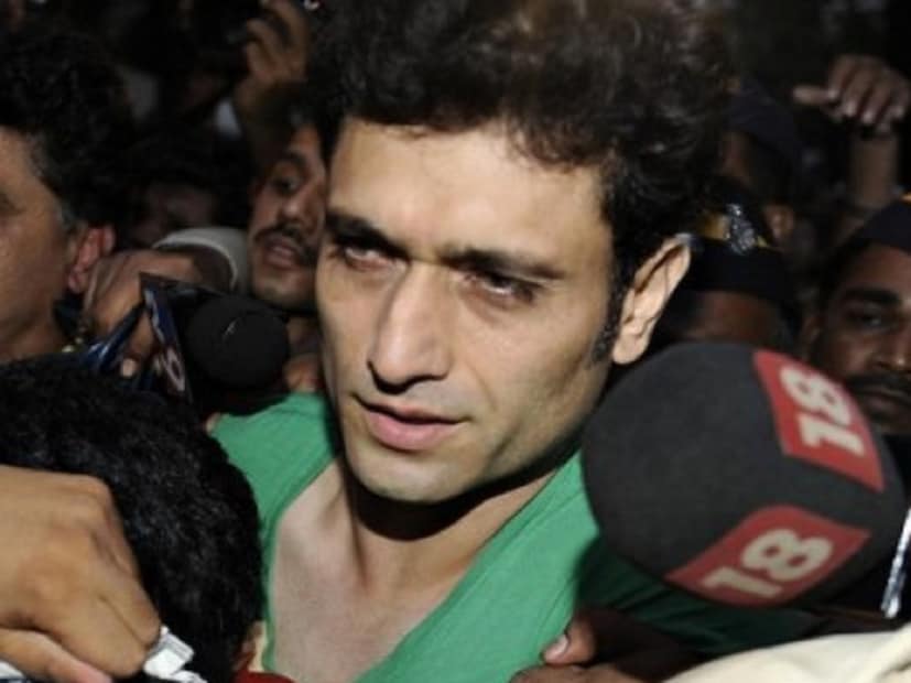১. বলিউডের প্রতিশ্রুতিশীল অভিনেতাদের মধ্যে অন্যতম ছিলেন শাইনি আহুজা। ‘গ্যাংস্টার’ এবং ‘উয়ো লমহে’-র মতো ছবিতে দেখা গিয়েছিল তাঁকে। তবে ২০০৯ সালে তাঁর বিরুদ্ধে গৃহ পরিচারিকাকে ধর্ষণের অভিযোগ উঠেছিল। এরপর তাঁকে গ্রেফতার করা হয় এবং দোষী সাব্যস্তও হন শাইনি। সেই ঘটনার জেরে তাঁর কেরিয়ার থমকে গিয়েছিল।