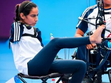 নেই ২টি হাত, পা দিয়েই লক্ষ্যভেদ, প্যারালিম্পিক্সে রেকর্ড ভারতের শীতল দেবীর