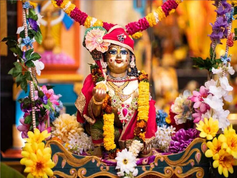 জ্যোতিষীর মতে, ভাদ্রপদ কৃষ্ণ অষ্টমী তিথিতে বুধবার রোহিণী নক্ষত্রে বৃষ রাশির চন্দ্রে গভীর রাতে ভগবান শ্রী কৃষ্ণ জন্মগ্রহণ করেন। এ বছরও ভাদ্রপদ কৃষ্ণ অষ্টমী তিথিতে রোহিণী নক্ষত্র ও বৃষ রাশিতে চন্দ্র রয়েছে।