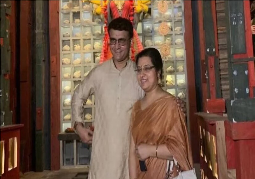 সম্প্রতি এক ভিডিও ভাইরাল হয়েছে। সেখানে দেখা যাচ্ছে, সৌরভ বলছেন, রাজ চক্রবর্তী তাঁকে প্রথম আলাপেই একটি সিনেমায় অভিনয়ের অফার করেছিলেন। তবে দাদা কোনওমতেই রাজি হননি।