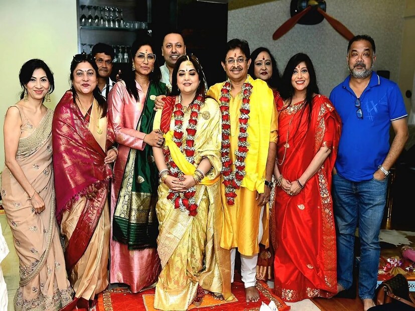 হিন্দু রীতি মেনে সব বিয়ের ধাপ করা না হলেও নববধূর হাতে ছিল গাছকৌটো, জোড়ের কাপড়৷ লজ্জাবস্ত্রেও নিজেকে ঢেকেছিলেন অর্পিতা৷