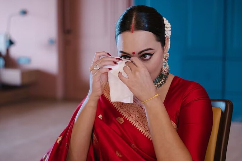 সেই অনুষ্ঠানেও দাদাদের সঙ্গে কোনও ছবিই পোস্ট করতে দেখা যায়নি অভিনেত্রীকে। ইতিমধ্যেই খবর ভেসে বেড়াচ্ছে যে, মুম্বইয়ের বান্দ্রায় সোনাক্ষীর বিলাসবহুল অ্যাপার্টমেন্টটি বিক্রি হতে চলেছে। আসলে সোনাক্ষীর এই অ্যাপার্টমেন্টেই গত ২৩ জুন বসেছিল তাঁর এবং জাহির ইকবালের বিয়ের আসর। ৪ হাজার বর্গফুটের এই অ্যাপার্টমেন্টটি সোনাক্ষী কিনেছিলেন গত বছর। বর্তমানে সেটি বিক্রির খবর এসেছে। সোনাক্ষীর এই আকস্মিক সিদ্ধান্তের কথা শুনে বেশ তাজ্জব তাঁর ভক্তরাও।