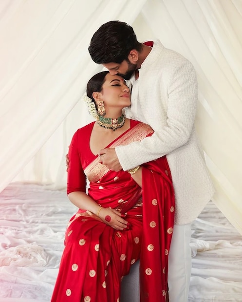 ভক্তরা অবশ্য বিষয়টাকে সোনাক্ষীর প্রতি খোঁচা হিসেবেই মনে করছেন। আবার অনেকের মতে, এই পোস্টটি বেশ ইঙ্গিতপূর্ণ। তবে বিবাহিত জীবন উপভোগ করছেন সোনাক্ষী। সঙ্গী জাহিরের সঙ্গে প্রেমের মুহূর্ত কাটাচ্ছেন তিনি। টাইমস অফ ইন্ডিয়ার প্রতিবেদন বলছে যে, যে বিল্ডিংয়ে অভিনেত্রীর অ্যাপার্টমেন্ট ছিল, সেই বিল্ডিংয়েই একটি অ্যাপার্টমেন্ট নিয়েছেন তিনি। আর জাহিরের পছন্দ অনুযায়ী সেই সংসার সাজাচ্ছেন সোনাক্ষী। প্রসঙ্গত, বোনের বিয়েতে দেখা যায়নি তাঁর দাদা লব সিনহাকে। এর থেকেই স্পষ্ট হয়ে যায় যে, বোনের সঙ্গে বেশ মতবিরোধ হয়েছে শত্রুঘ্ন-পুত্রের।
