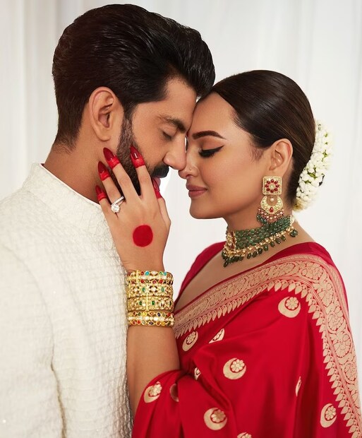 বিদেশে মধুচন্দ্রিমা উপভোগ করছেন সোনাক্ষী-জাহির। তার মাঝেই খবর এসেছে যে, সোনাক্ষীর অ্যাপার্টমেন্টটি বিক্রি হতে চলেছে। প্রসঙ্গত এই বাড়িতেই বসেছিল তাঁদের বিয়ের আসর। এদিকে আবার সোনাক্ষীর দাদা লব সিনহা একটি ইঙ্গিতপূর্ণ পোস্ট করেছেন। 