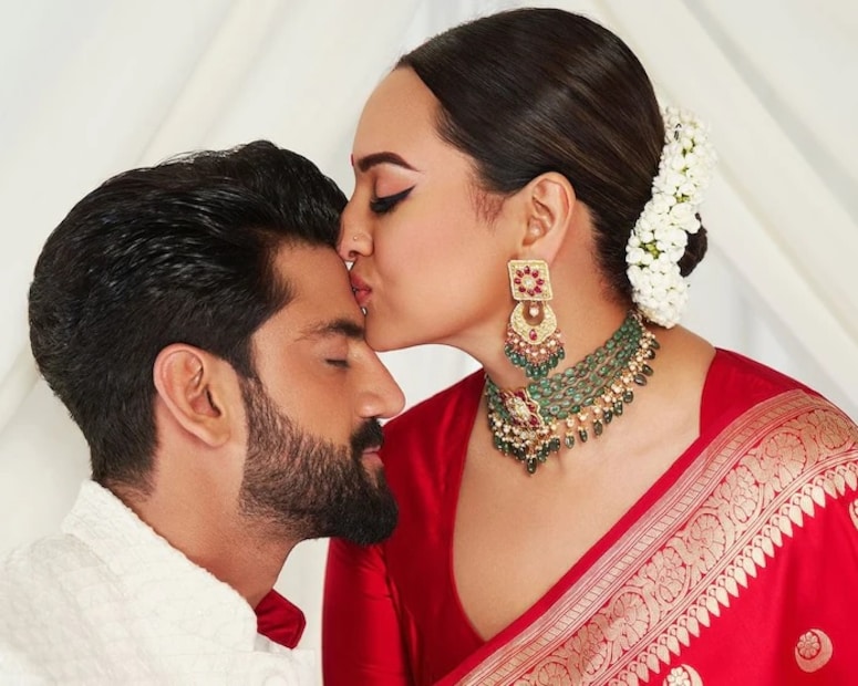 অর্থাৎ এই পোস্টে জাহির ইকবালকেই নিজের ঘর বলে সম্বোধন করেছেন। প্রায় ১১ কোটি টাকায় ওই অ্যাপার্টমেন্টটি কিনেছিলেন অভিনেত্রী। এবার সেই বাড়ি বিক্রির জন্য দাম রেখেছেন প্রায় ২৫ কোটি টাকা।