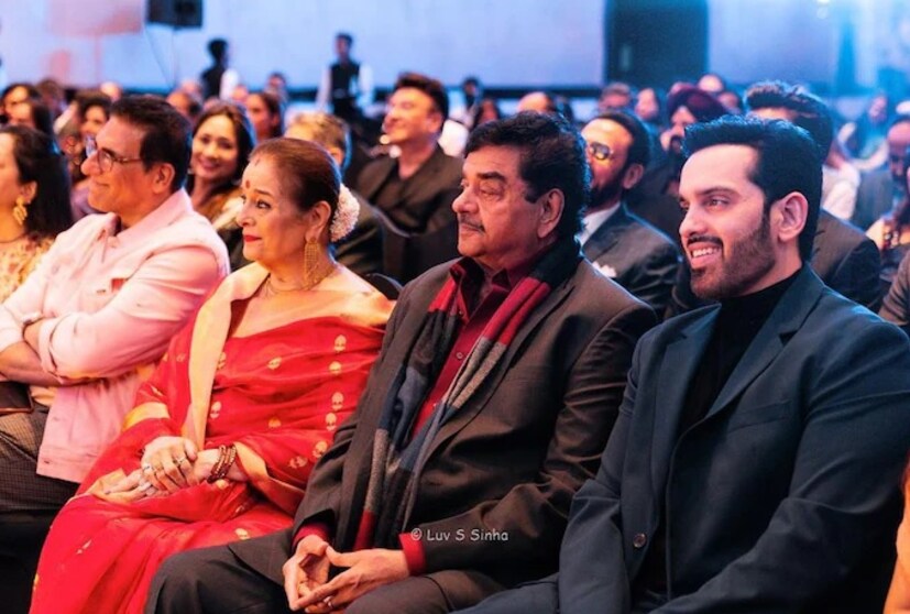 অনেকে ভেবেছিলেন, যাই হোক না কেন, রাখিবন্ধনে নিশ্চয় আবার মিটমাট হয়ে যাবে। ভাইবোনের মধ্যে দূরত্ব ঘুচবে। কিন্তু তেমনটা ঘটল না। রাখীর দু’দিন আগে স্বামীর সঙ্গে আমেরিকায় বেড়াতে চলে যান সোনাক্ষী। রাখীবন্ধনের সময় তিনি যে দেশে থাকবেন না, আগেই জানিয়ে দিয়েছিলেন অভিনেত্রী। তিন দিন আগেই এই নিয়ে সোশ্যাল মিডিয়া প্ল্যাটফর্ম ইনস্টাগ্রামে পোস্ট করেন তিনি। সোনাক্ষী জানান, তৃতীয় হানিমুনে যাচ্ছেন তিনি।