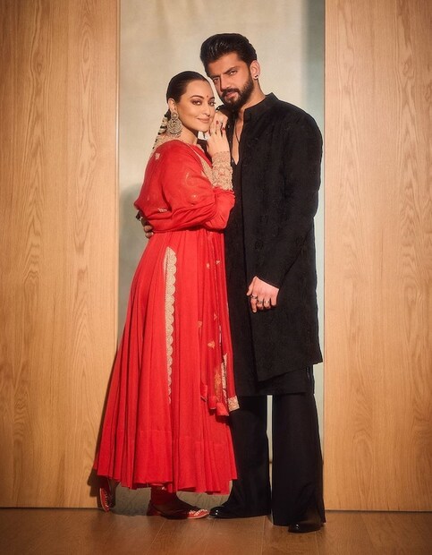 এখানেই শেষ নয়, অভিনেতাও নিজেদের মিল না থাকা চেহারার বর্ণনা দিয়ে বলেন যে, “আপনারা যদি আমাদের সঙ্গে একসঙ্গে দাঁড় করিয়ে একটা রঙিন ছবি তোলেন, তাহলে সেটা দেখে সাদা-কালো বলে মনে হবে।” প্রথম দিকে বাধা-বিপত্তি এলেও ১৯৮০ সালে বিয়ের পিঁড়িতে বসেন ওই দম্পতি। সেই সময় থেকে একসঙ্গে রয়েছেন তাঁরা।