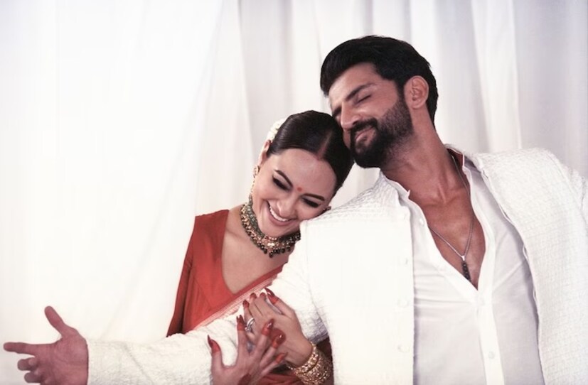 ওই এপিসোডে পুনম সিনহা এবং শত্রুঘ্ন সিনহার প্রেম কাহিনি প্রসঙ্গে জানতে চেয়েছিলেন অর্চনা পূরণ সিং। আসলে কার কাছ থেকে প্রথম প্রেম প্রস্তাব এসেছিল, সেই বিষয়ে জানতে চান তিনি। শত্রুঘ্ন বলে ওঠেন, “উনি আমায় প্রোপোজ করতে বাধ্য করেছিলেন।”