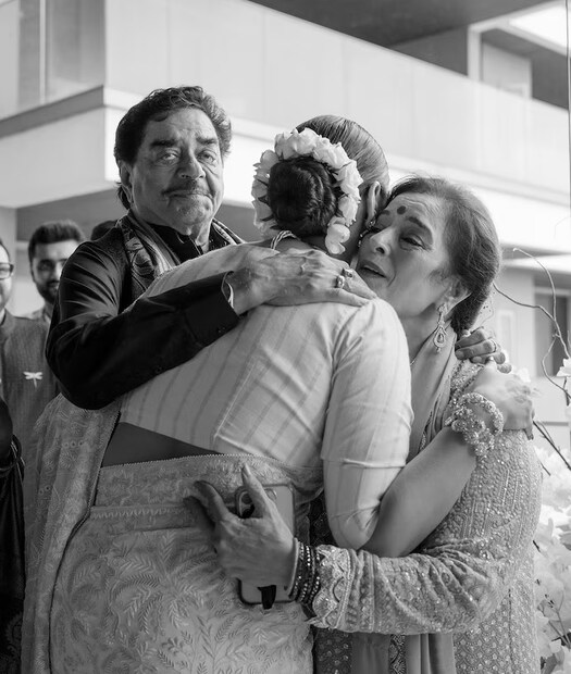 রেডিটে ভাইরাল হয়েছে এই ভিডিও ক্লিপ। পুনম কেন এহেন মন্তব্য করলেন, তা নি-য়ে তাজ্জব বনে গিয়েছেন সোনাক্ষীর ভক্তরাও। একজন তো লিখেছেন যে, “হে ঈশ্বর। এটা ভীষণই দুঃখজনক। আর এটা দেখাটা বেশ বিশ্রীও বটে! ওঁরা ভেবেছিলেন যে, পুনমের এই মন্তব্য সম্পূর্ণ অন্যদিকে বিষয়টিকে ঘুরিয়ে দেবে। আপনারা স্পষ্ট দেখতে পাবেন যে, বিষয়টায় বেশ আঘাত পেয়েছেন জাহিরও।”