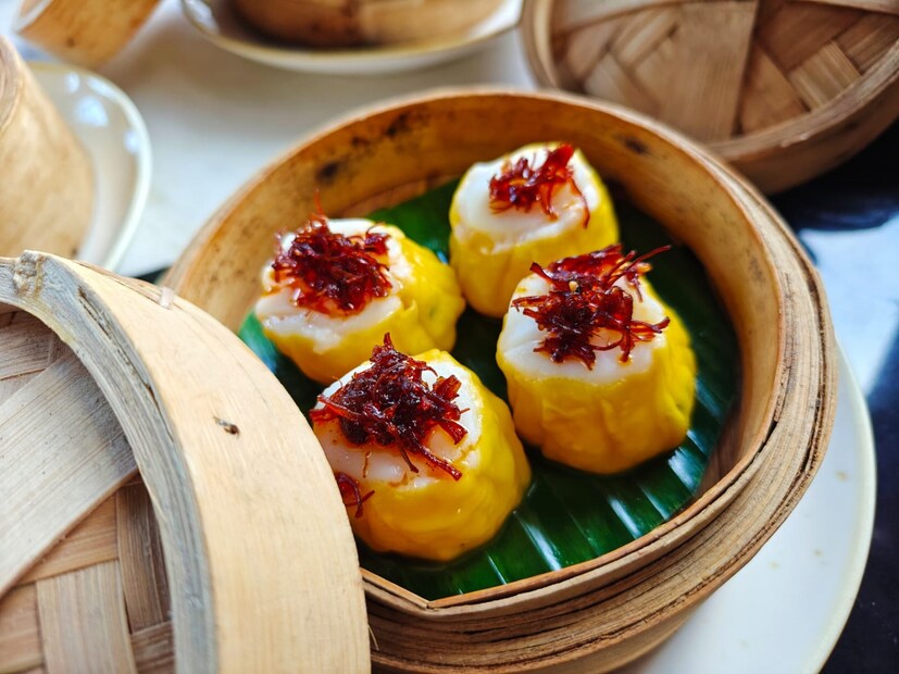 ক্লাসিক ‘স্পাইসি পোক চয় ডাম্পলিংস’ (Spicy Pok Choi Dumplings), ‘স্ক্যালপ সুই মাই’ (Scallop Sui Mai), 'স্টার ফ্রায়েড ওয়াটার চেস্টনাট অ্যান্ড শিটেক মাশরুম' (Stir-Fried Water Chestnut &amp; Shiitake Mushroom)। সঙ্গে ক্রিস্পি ফ্রাইড টোফু, ক্রিসপি গার্লিক প্রন, মিং ইয়াং চিকেন। 