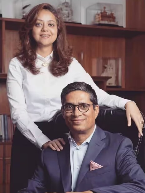 সচদেব প্রথম যে ইনভার্টারটি বাজারে এনেছিলেন, তাতে অনেক রকমের ত্রুটিবিচ্যুতি ছিল। লোকজন কেনার পরেও ফেরত দিয়ে যেত। এরপর সেই সব ঘাটতি দূর করে নতুন ইনভার্টার আনলেন তিনি। বাজারে হইচই ফেলে দিল সেই ইনভার্টার। সচদেবের ব্যবসা ছড়িয়ে পড়ল বিদেশেও। নেপাল, বাংলাদেশ তো বটেই মধ্যপ্রাচ্য এবং আফ্রিকাতেও ইনভার্টার পাঠাতে শুরু করলেন তিনি। আমেরিকা এবং চিনের বড় কোম্পানিগুলোর সঙ্গে প্রতিযোগিতা করে নিজস্ব বাজার তৈরি করে নিল সু-কাম। 