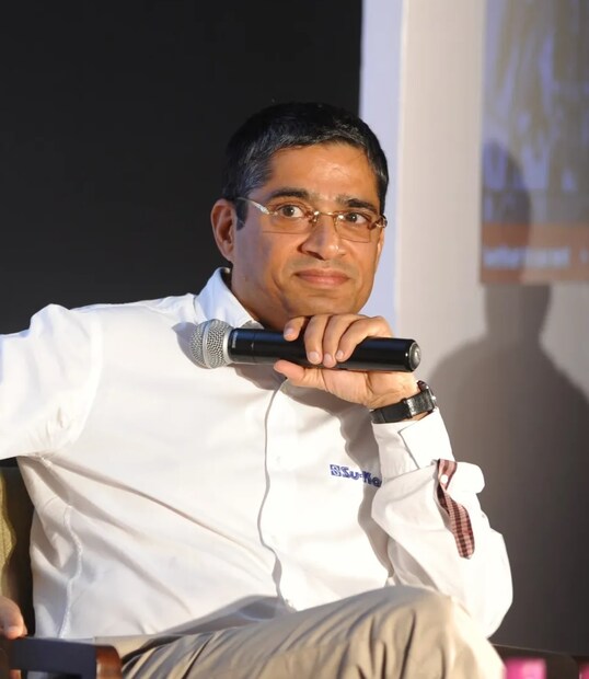 রাতারাতি ডিস্ট্রিবিউটর এবং গ্রাহকদের জানানো হয়, আর কোনও পরিষেবা পাওয়া যাবে না। তিন দশকের কঠোর পরিশ্রমে তিলে তিলে বানানো কোম্পানি ভেঙে পড়ে চোখের নিমেষে। সচদেব বলেন, “শুধু কোম্পানি বন্ধ করেই ওরা ক্ষান্ত হয়নি। আমার বিরুদ্ধে একের পর এক মামলাও করে। হাই কোর্ট এবং সিবিআই আদালতে সেই সব মামলার শুনানি হত। আমার সুনাম নষ্ট হয়। ডিস্ট্রিবিউটর, ডিলার, গ্রাহকরা ধীরে ধীরে কোম্পানি ছেড়ে চলে যান। আমি চাইলেও তাঁদের কোনও রকম সাহায্য করতে পারিনি। কারণ ব্যাঙ্ক কোম্পানির সমস্ত সম্পত্তির দখল নিয়েছিল।’’ 