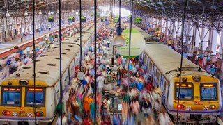 ১ অগাস্ট, পশ্চিমবঙ্গের ব্যবসায়ী সোমনাথ নাইয়া স্টেশনে অপেক্ষা করছিলেন৷ ১ অগাস্ট, পশ্চিমবঙ্গের ব্যবসায়ী সোমনাথ নাইয়া স্টেশনে অপেক্ষা করছিলেন৷