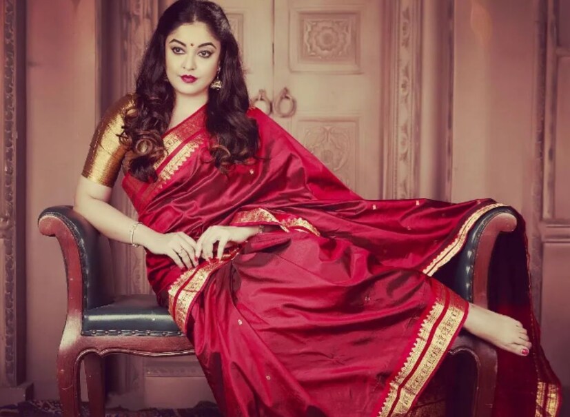 এখানেই শেষ নয়। নায়িকার অভিযোগের পরবর্তী অংশ আরও বিস্ফোরক। খোলাখুলি বলছেন তনুশ্রী, ‘‘যখন শ্যুটিং হচ্ছে না, তখন শিল্পীদের ভ্যানে বসে বিশ্রাম করার কথা। বিশেষ করে আমাকে যদি ছোট জামাকাপড় পরতে দেওয়া হয়। আমি একটা রোব শুধু গায়ে জড়িয়ে বসলেও উনি বলতেন- উঁহু, এখনই শট শুরু হবে, ওটা খুলে ফেলো। শর্ট স্কার্ট পরিয়ে আমায় গোটা ইউনিটের সামনে দিনভর উনি বসিয়ে রাখতেন।’’