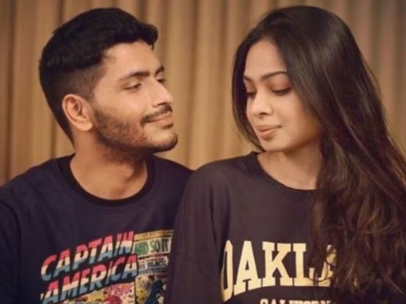 অন‍্যদিকে, সব্যসাচী চক্রবর্তীর কনিষ্ঠ পুত্র, অভিনেতা অর্জুন চক্রবর্তীর সংসারও নাকি ভাঙার মুখে। সোশ‍্যাল মিডিয়াতে তাঁকে আনফোলো করেছেন স্ত্রী সৃজা সেন। তৃতীয় ব‍্যক্তির কারণেই নাকি সম্পর্কে ফাটল।