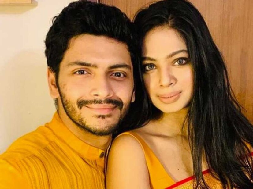 গত মাসে আমেরিকাতে হওয়া বঙ্গ সম্মেলনে গিয়ে নাকি ঘনিষ্ঠতা বাড়ে অর্জুন এবং এক টলি নায়িকার। সেই খবর কানাঘুষো পৌঁছে যায় সৃজার কাছে। তারপরেই ফেলুপুত্রকে আনফোলো করে সৃজা, মুছে দেন ঘনিষ্ঠ সব ছবি। তবে, গুঞ্জন শুনে অর্জুন-সৃজা দু’জনেই বার্তা দিয়েছিলেন সব ঠিকই আছে তাঁদের মধ‍্যে।
